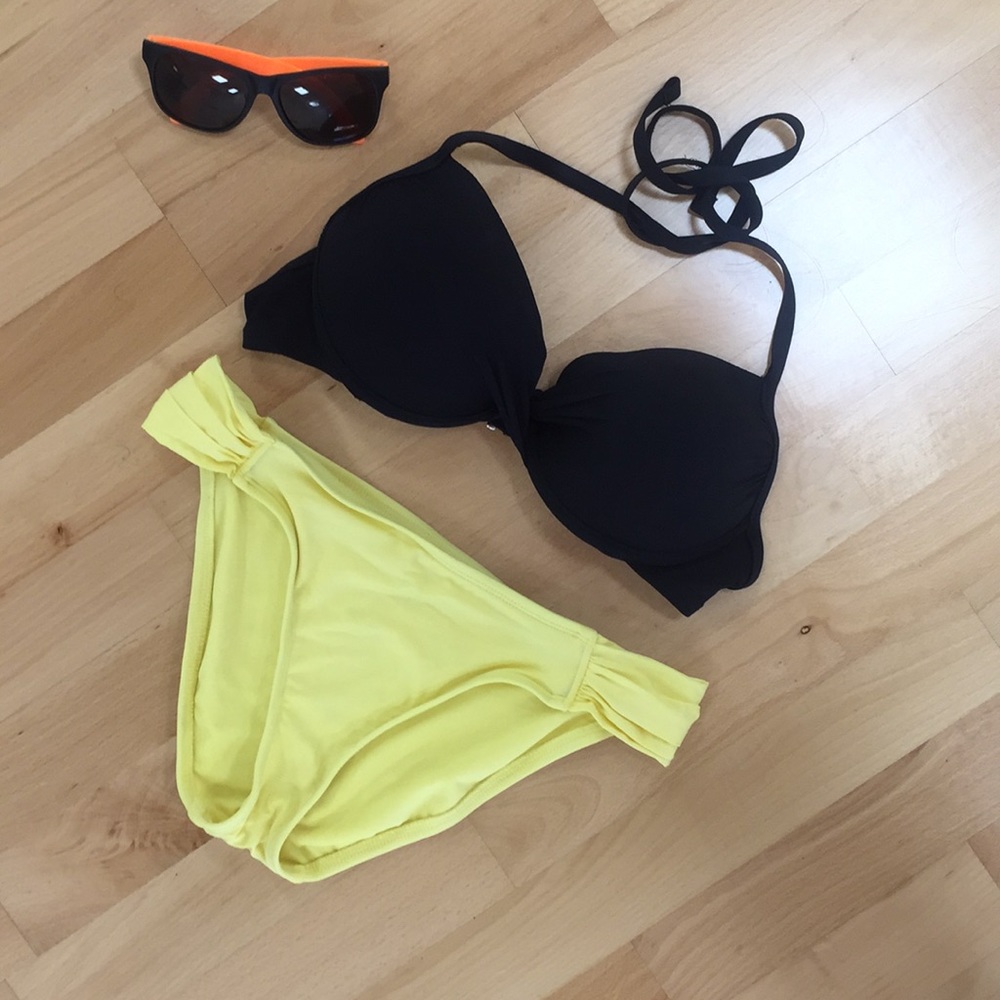 Black and Yellow bikini - Picture 1 of 4